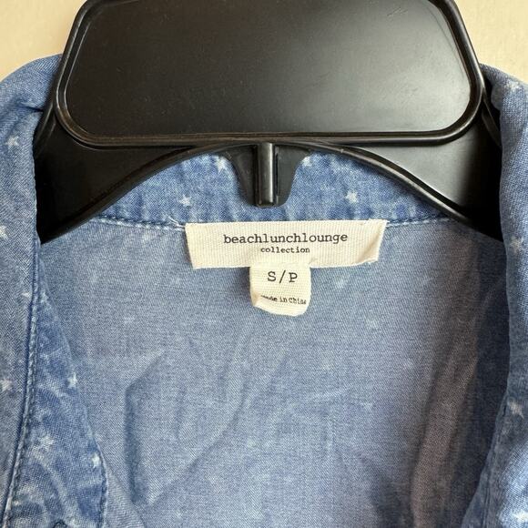 Beach Lunch Lounge Blouse Size Small Blue Denim Tulip Back Roll Tab Sleeves Star - Picture 5 of 9